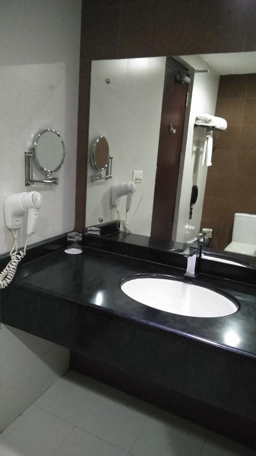 Rouba Residency Hotel Ponnani Bagian luar foto